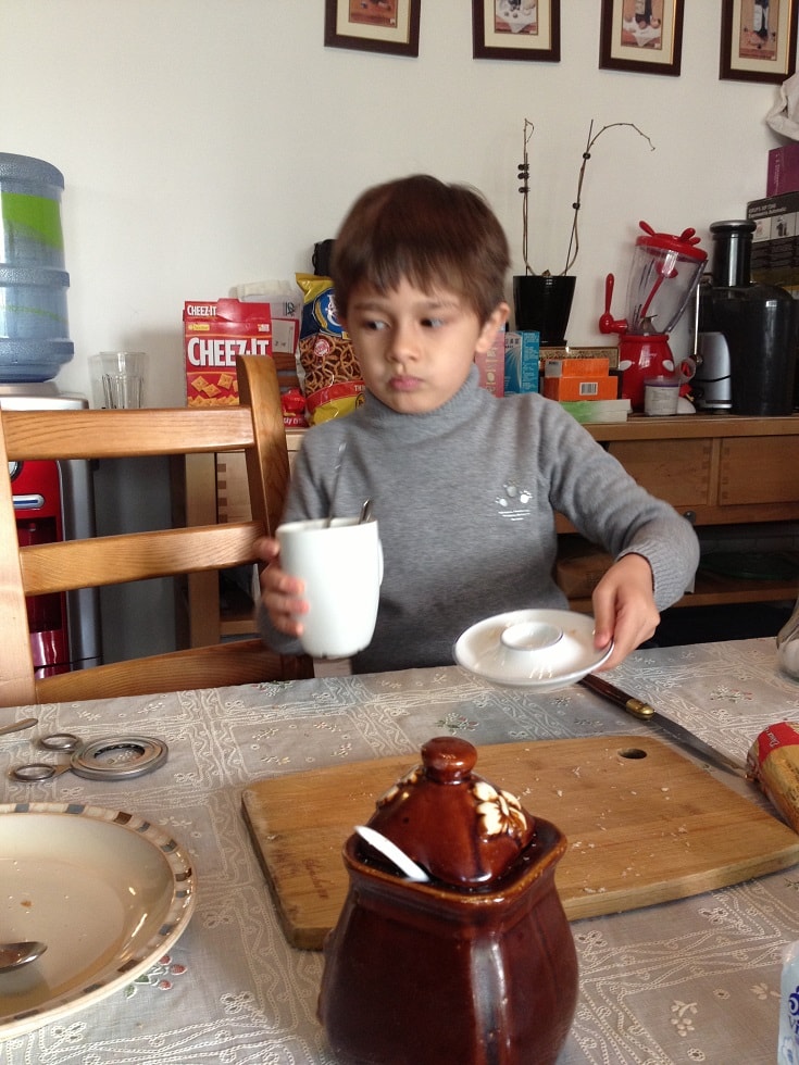 Olivier已6歲，必須幫忙預備晚飯的刀叉和收拾工作。